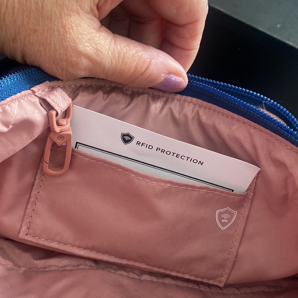 💙💗VERA BRADLEY Ultralight RFID Water Repellent Belt Bag, “Fern Paisley” - Picture 5 of 8